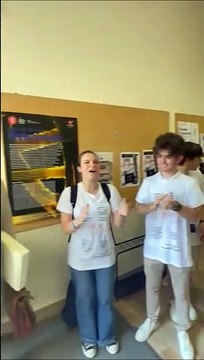 I prof vanno in pensione: il tributo degli studenti ? da brividi / VIDEO