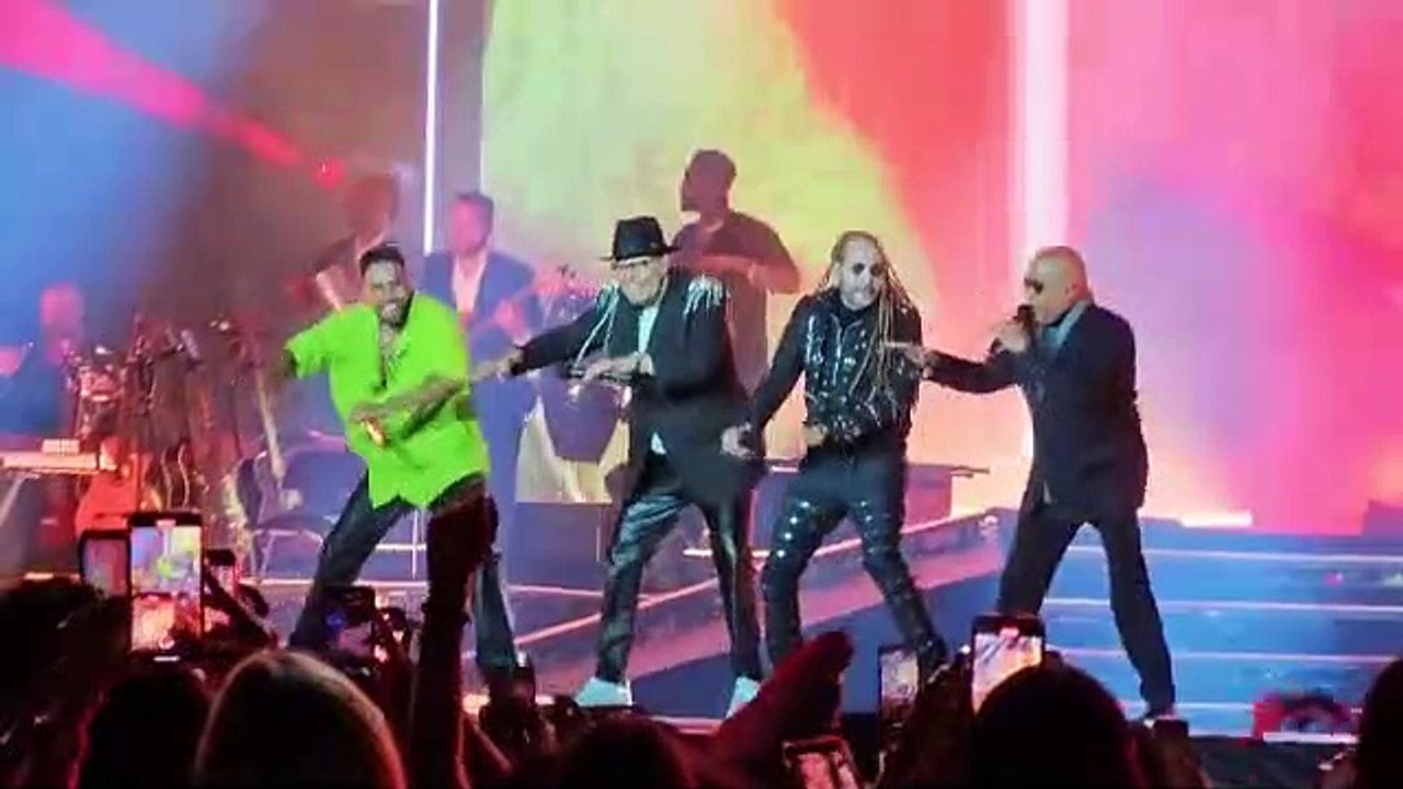 Romeo abraza dominicanidad al cantar junto a artistas como Fernando Villalona