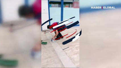 Torbadan çıkmak istemedi... Apartmanın su borusuna giren yılan yakalanıp doğaya bırakıldı