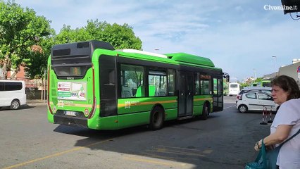 Скачать видео: Grandi manovre degli autobus al piazzale della stazione ferroviaria