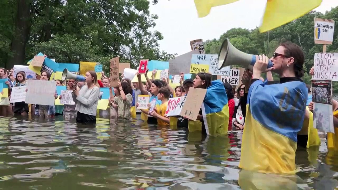 Ukraine-Aktivisten demonstrieren in Berliner See