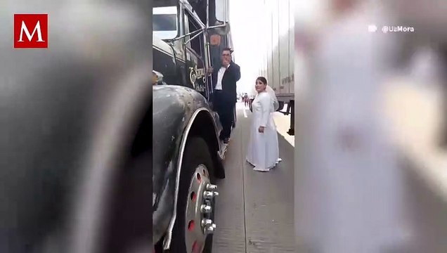 Recién casados realizan su sesión fotográfica en medio del bloqueo de la México-Puebla