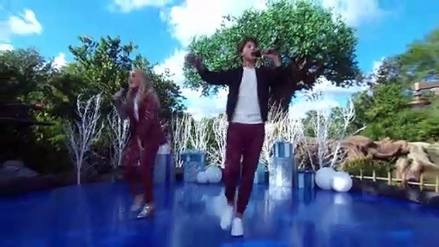 Disney Parks Presents a Disney Channel Holiday Celebration Bande-annonce (EN)