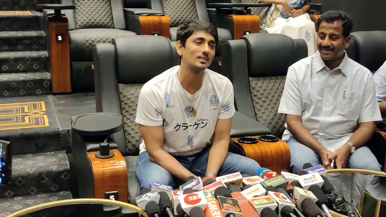 எங்கே என்ன பேசனும்.. எனக்கு தெரியும்.! அரசியல் விமர்சனம் குறித்த கேள்விக்கு நடிகர் சித்தார்த் சுளீர் பதில்