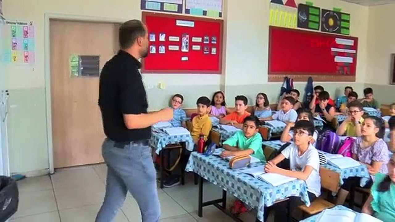 Les parents ont remercié leurs enseignants sur des panneaux d'affichage pour leurs efforts pour leurs enfants à l'école primaire.