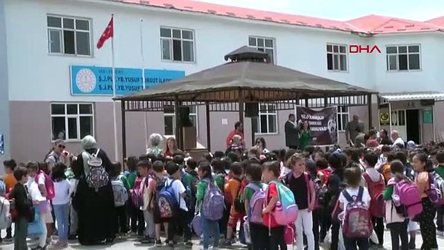Un fauteuil roulant a été acheté pour l'étudiant handicapé avec les déchets plastiques collectés par les étudiants.