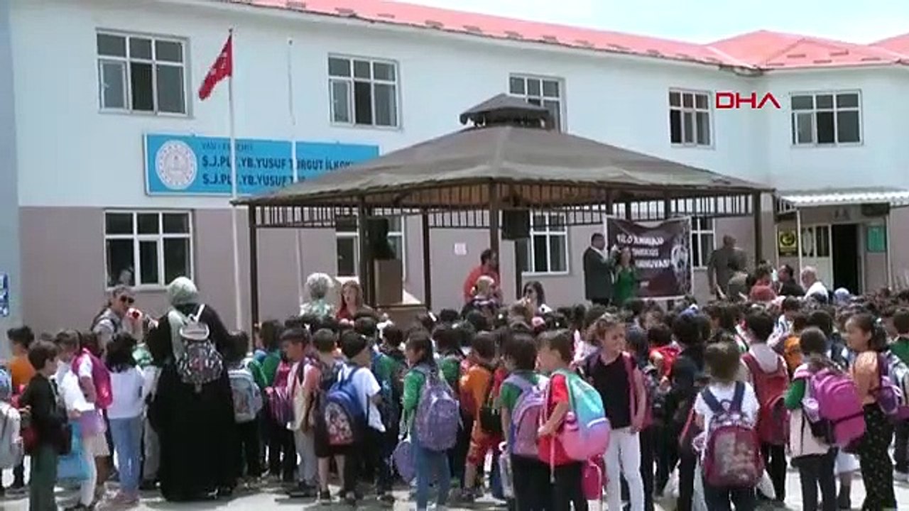 Un fauteuil roulant a été acheté pour l'étudiant handicapé avec les déchets plastiques collectés par les étudiants.