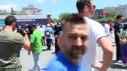 Des fans britanniques et italiens attendent l'heure du match sur la place Taksim