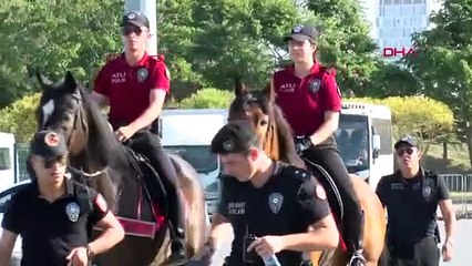 Les fans attendent autour du stade avant la finale de la Ligue des champions