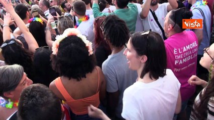 Elly Schlein balla all'arrivo della parata del Roma Pride