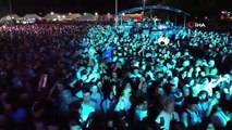 Défilé de célébrités au concert du festival de la cerise pour 400 000 personnes à Tekirdağ