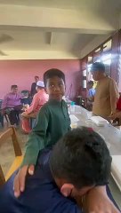 Nangis Sebab Tak Ada Orang Makan Biskut Raya, Cara Cikgu Pujuk Anak Murid Ini Raih Pujian