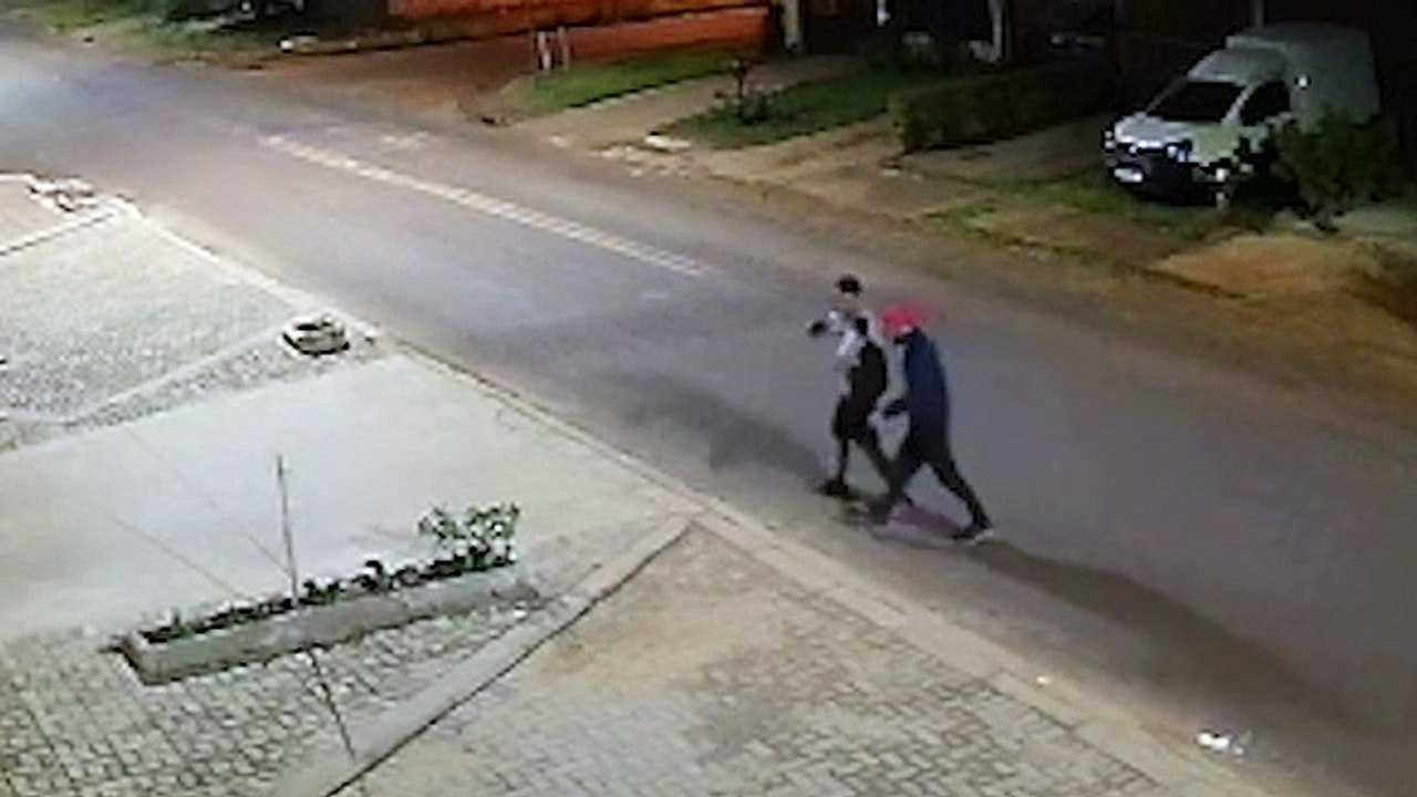 Câmera registra ação de bandidos que roubaram máquina de lavar roupas de residência