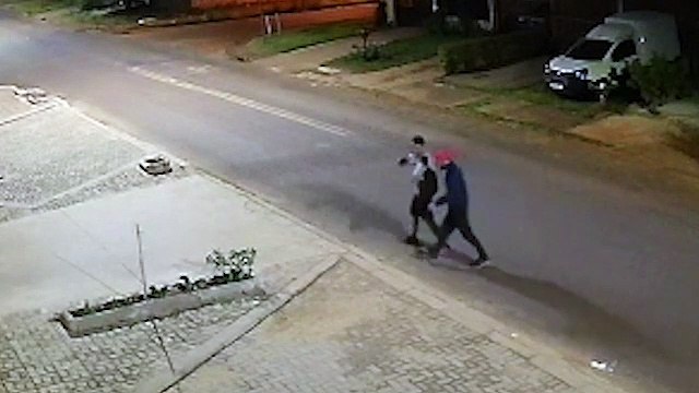 Câmera registra ação de bandidos que roubaram máquina de lavar roupas de residência