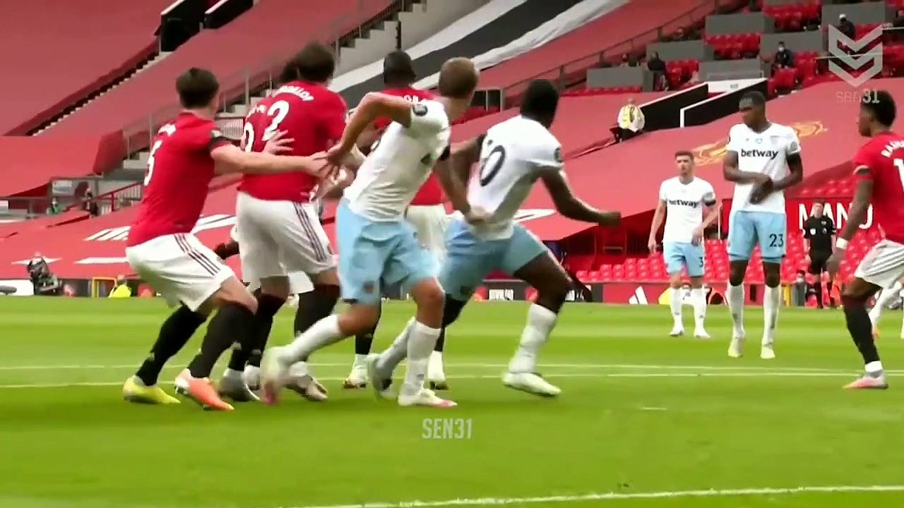 FUNNY MOMENTS IN FOOTBALL - HD