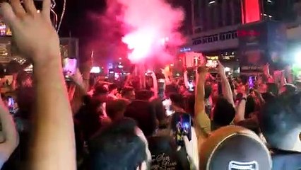 LES FANS DE MANCHESTER CITY CÉLÈBRENT LE CHAMPIONNAT À TAKSİM