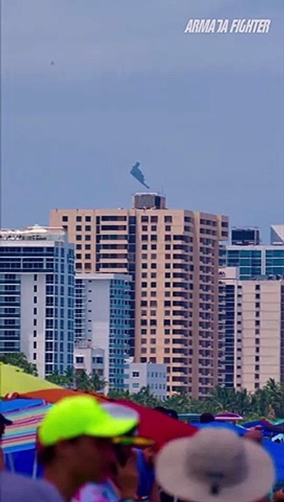 Detik-detik Manuver Tajam Pembom B-2 Spirit di Langit Pantai Miami Bikin Warga Kagum