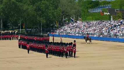 İngiliz muhafız törende sıcaktan bayıldı