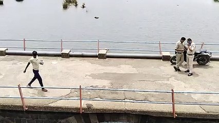 गर्मी के अवकाश में नर्मदा में तैराकी सीख रहे बच्चे