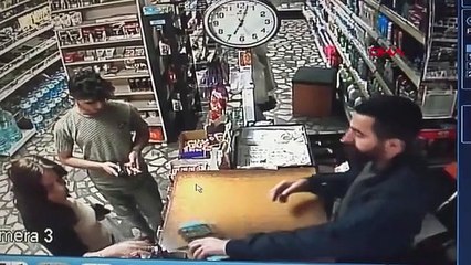 Un suspect surpris en train de donner de la fausse monnaie à une épicerie à Avcılar