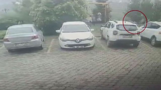 Evlerinin bahçesinde oyun oynarken yorgun merminin isabet ettiği çocuk ağır yaralandı