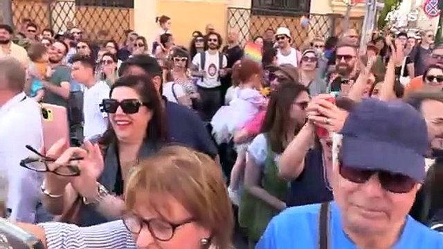 Pride Roma, l'arrivo di Schlein al corteo tra gli applausi: Vai Elly!