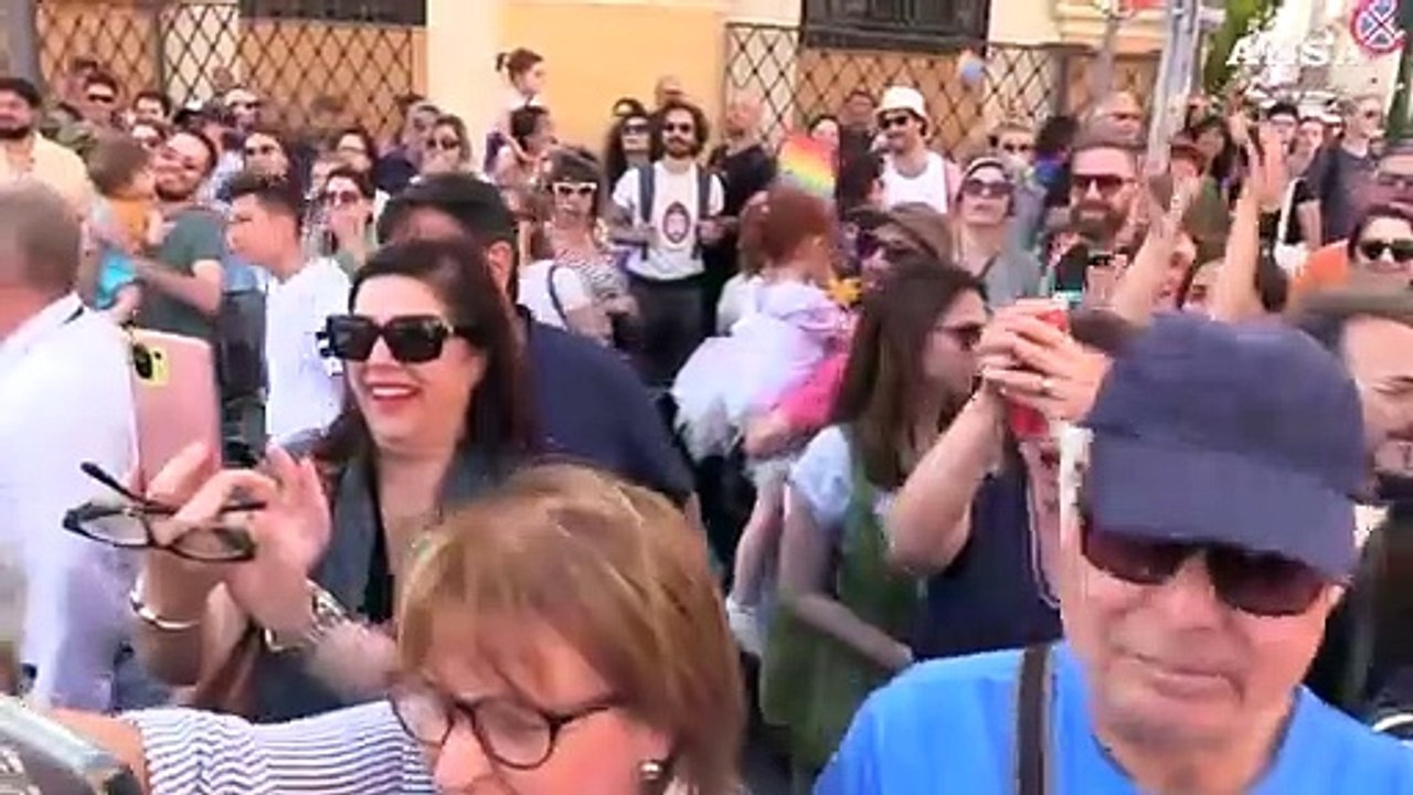 Pride Roma, l'arrivo di Schlein al corteo tra gli applausi: "Vai Elly!"