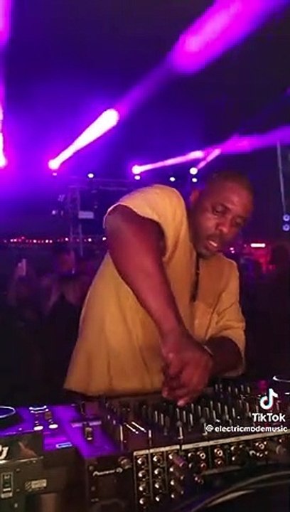 Idris Elba ejerce como DJ
