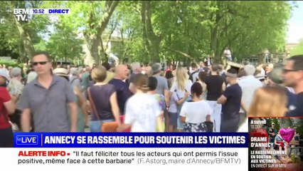 Rassemblement à Annecy: de nombreux habitants se recueillent sur le lieu de l'attaque au couteau avant la cérémonie