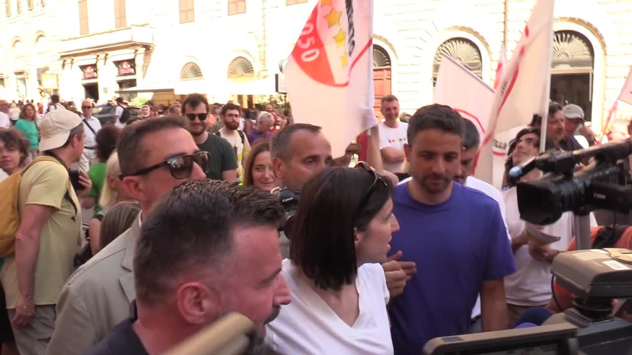 Pride Roma, l'arrivo di Schlein al corteo tra gli applausi: "Vai Elly!"