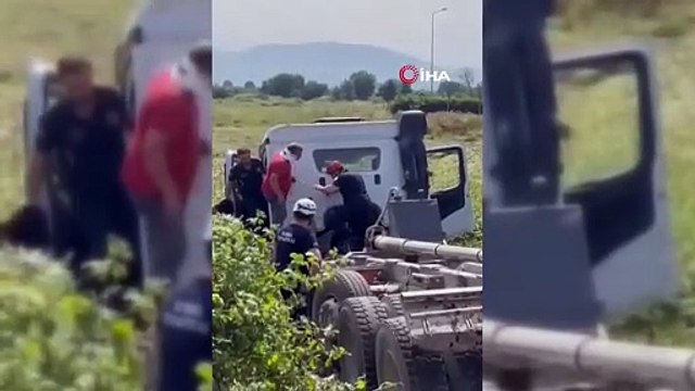 Damperi açık kalan kamyon üst geçide takıldı, karşı şeride geçip şarampole uçtu