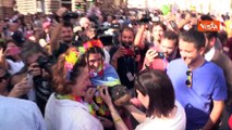 Gli abbracci di Elly Schlein all'arrivo al Pride, tra i sostenitori anche Vendola e Zan