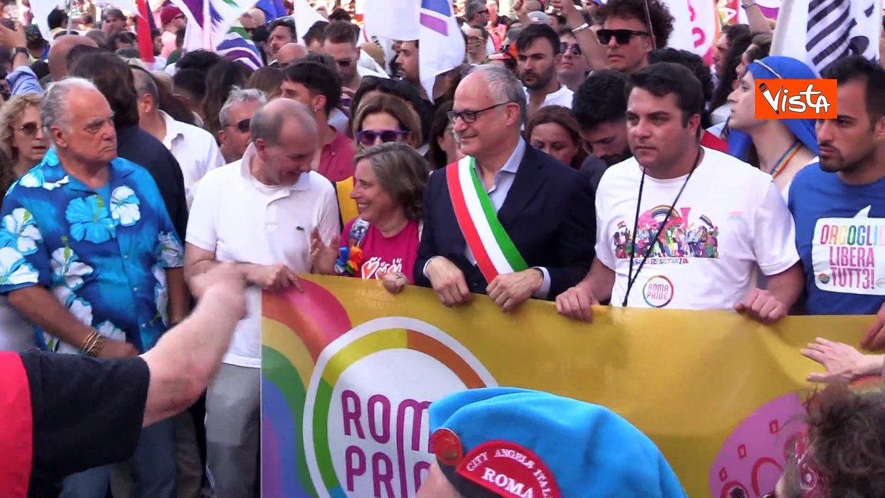 Il Sindaco Gualtieri alla testa della parata del Roma Pride, tra i cori: "Resistenza!"