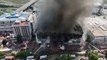 Başakşehir İkitelli Organize Sanayi Bölgesi'ndeki bir fabrikada çıkan yangını söndürme çalışmaları dron görüntüleri