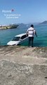 غرق سيارات الدفع الرباعي في بحر اليونان والسباحون شكلو سلاسل لإنقاذها