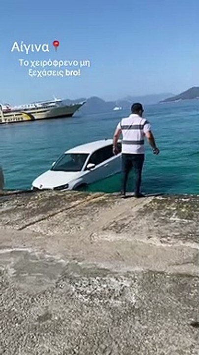 غرق سيارات الدفع الرباعي في بحر اليونان والسباح...