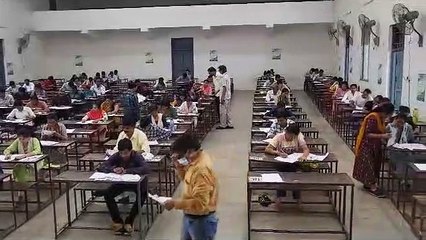 परीक्षा देते उम्मीदवार