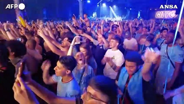 Manchester, i tifosi del City fanno festa con We are the champions