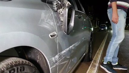 Motorista estaciona para verificar furo no pneu e Onix é atingido por outro veículo
