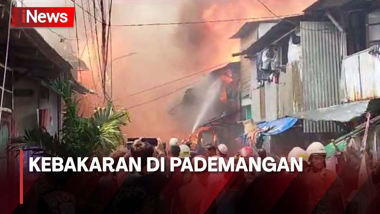 Puluhan Rumah Semi Permanen di Bantaran Rel KA Pademangan Terbakar