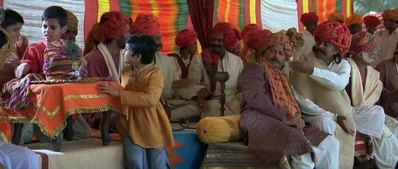 Zare Hatke Zara Bachke Hindi Film Part 1 .4