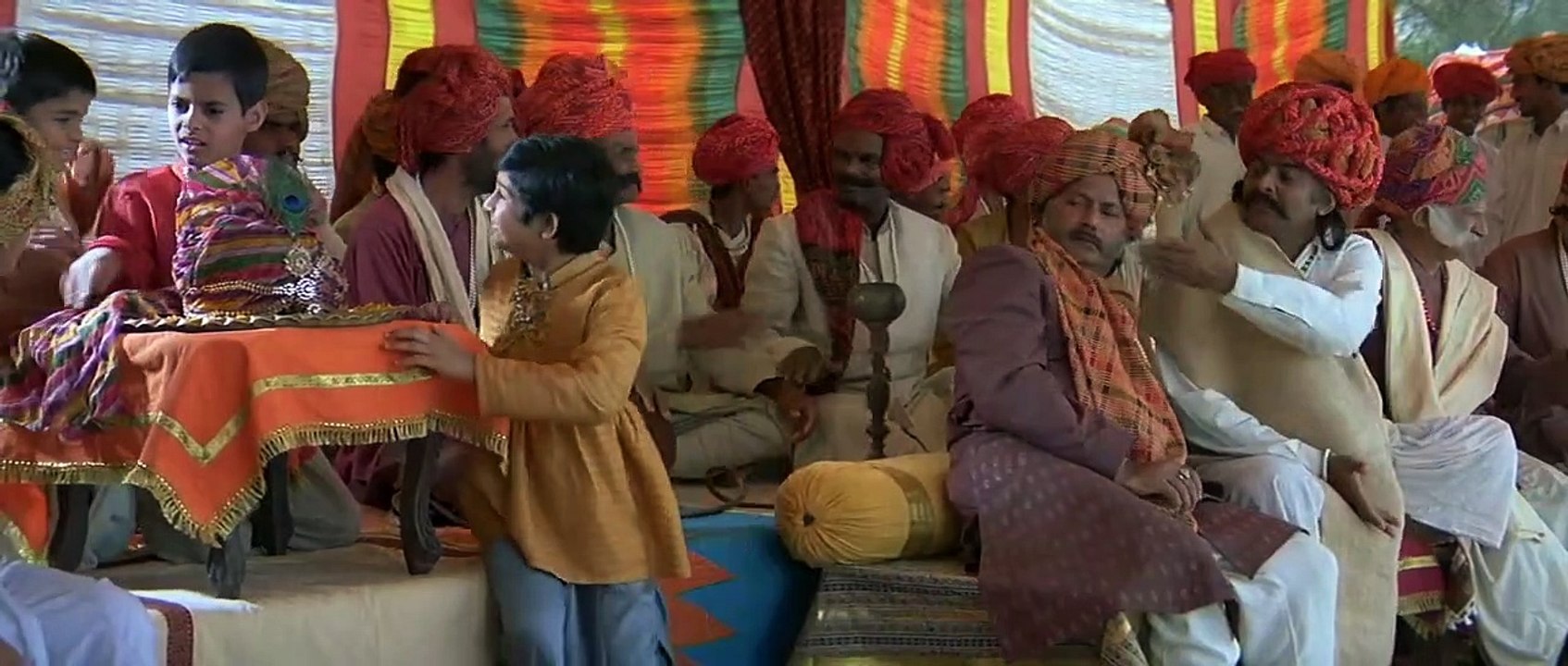 Zare Hatke Zara Bachke Hindi Film Part 1 .4