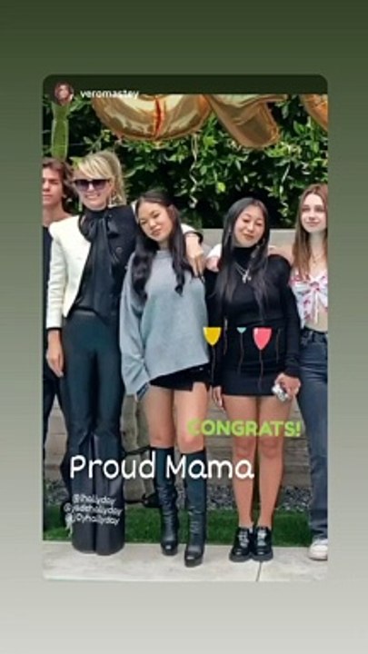 Jade et Joy ont posé avec leur mamanLaeticia Hallyday et Amanda Sthers : mamans fières et émues pour Jade et Léon qui en font fini avec leur lycée à Los Angeles