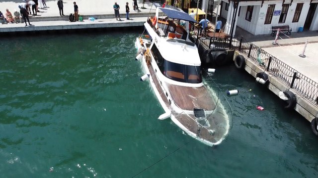 Beşiktaş'ta su alan yat battı