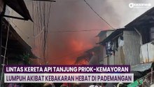 Lintas Kereta Api Tanjung Priok-Kemayoran Lumpuh Akibat Kebakaran Hebat di Pademangan
