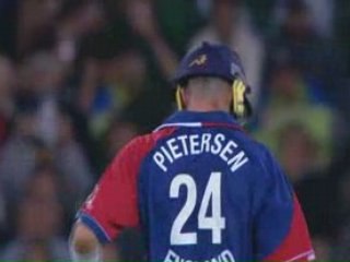 Rana Naved funny mis-field