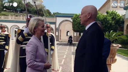 Télécharger la video: Tunisia: von der Leyen, Meloni e Rutte accolti da Saied