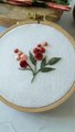 Motif de broderie à la main, fleurs rouges