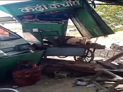 video: एंबुलेंस अनियंत्रित होकर ठेले में घुसी, पिता पुत्र घायल