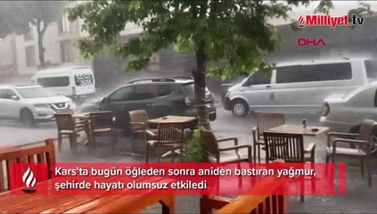 Kars'ta aniden bastıran sağanak nedeniyle cadde ve sokaklar göle döndü